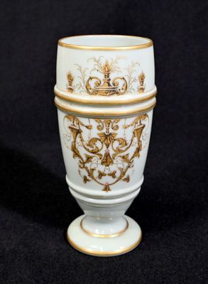 Vase en opaline verte à décor émaillé et en dorure d'entrela…