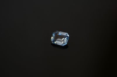 Une pierre bleue facettée de 5 carats.