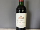 une bouteille de vin posée sur une table