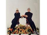 une image représentant deux hommes assis sur un tas de fruits