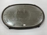 un miroir posé sur une surface blanche