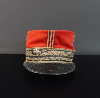une image représentant un chapeau rouge posé sur une table noire
