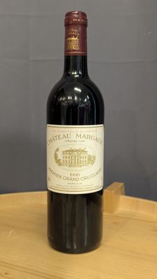 une bouteille de vin posée sur une table en bois