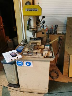 une machine posée sur une table dans un garage