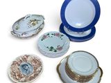 quatre assiettes et un bol sur lesquels est représentée une femme
