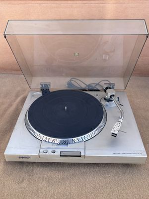 une image représentant une platine sur laquelle est posé un tourne-disque