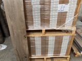 plusieurs palettes de bois sont empilées sur des palettes dans un entrepôt