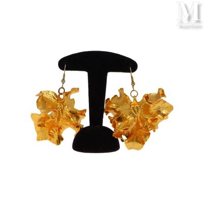 gros plan d'une paire de boucles d'oreilles sur un support
