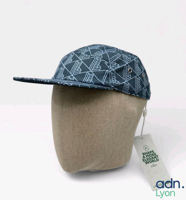 un chapeau posé sur la tête d'un mannequin