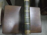 un vieux livre posé sur une table en bois