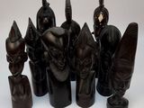 un ensemble de figurines en bois de formes et de tailles variées