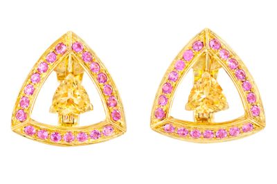 une paire de boucles d'oreilles en saphir jaune et rose
