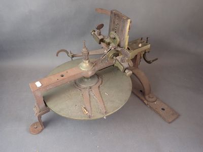 une vieille machine posée sur une table