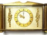une horloge en or avec des chiffres romains