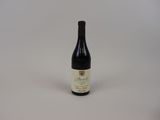 une bouteille de vin posée sur une table