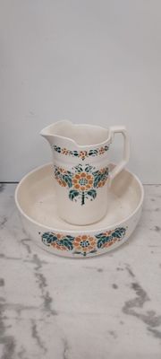 une petite tasse et une soucoupe posées sur une table en marbre