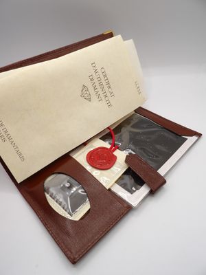 portefeuille en cuir orné d'un cachet de cire et d'un tampon de cire