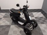 un scooter garé sur un sol à damier