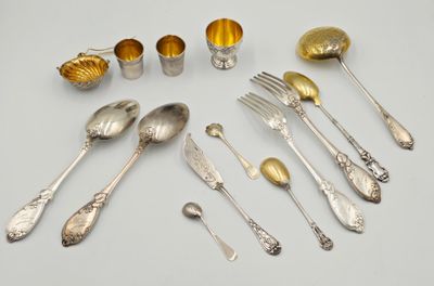 un assortiment d'argenterie comprenant des cuillères, des fourchettes et des cuillères
