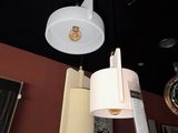 deux lampes suspendues au plafond d'un restaurant