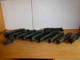 un grand nombre de trains miniatures posés sur une table