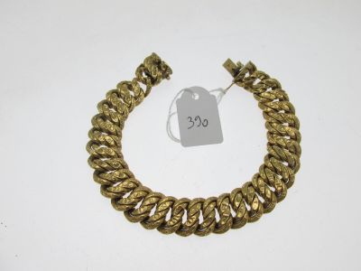 un bracelet en chaîne en or avec une étiquette