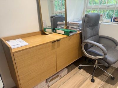 un bureau avec une chaise et un miroir dans un coin