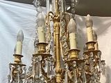 un lustre suspendu au plafond