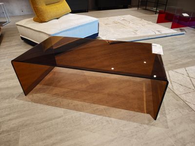 une table basse en verre posée à même le sol dans un salon