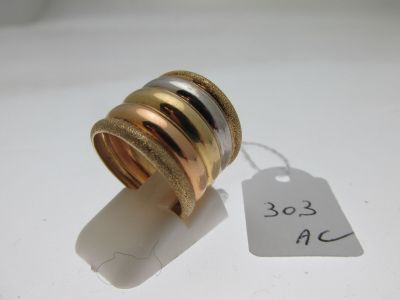 une bague avec une étiquette de prix posée sur une table