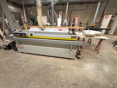 une image d'une machine située dans un bâtiment