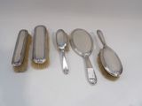 cinq types différents de couverts sur une table blanche