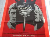 une grande affiche accrochée au mur d'un immeuble