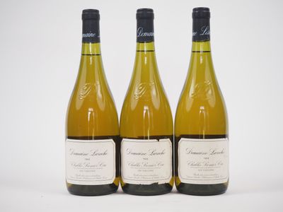 trois bouteilles de vin blanc posées les unes à côté des autres sur une table