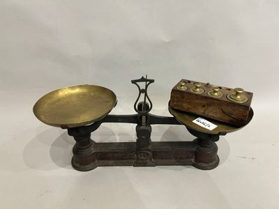 une paire de balances anciennes en laiton sur fond blanc