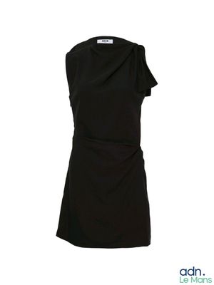 La robe est noire et présente un décolleté froncé.