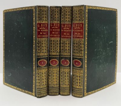 trois livres sont empilés sur une surface blanche