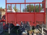 un camion rouge garé sur le bord de la route