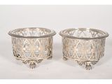 paire de jardinières plaquées argent ornées d'un motif floral