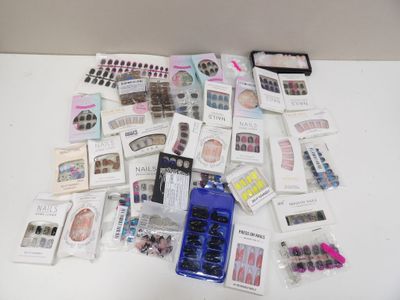 une table sur laquelle sont posés de nombreux vernis à ongles et un téléphone portable