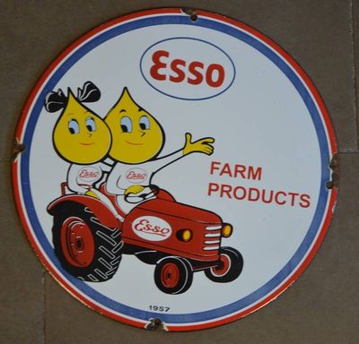 une enseigne portant l'inscription « Esso Farm Products » sur le côté d'un bâtiment