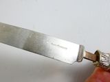 une personne tenant un couteau dans la main gauche