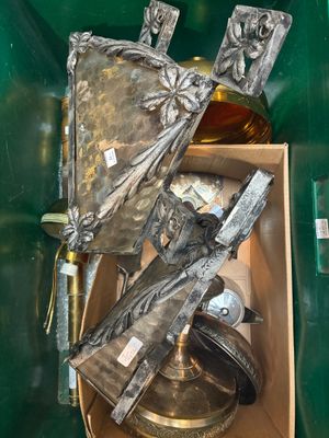 un objet métallique dans une boîte verte contenant une bouteille