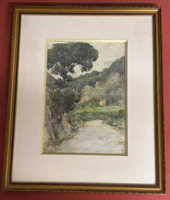 tableau représentant une rivière et un arbre, dans un cadre doré, accroché à un mur rouge