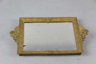 une image représentant un cadre doré contenant un miroir