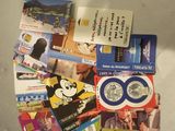 plein de cartes de visite sur la porte du réfrigérateur