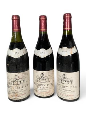 trois bouteilles de vin rouge sont alignées sur une surface blanche