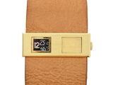un gros plan d'une montre montée sur un bracelet en cuir beige