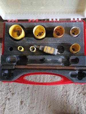 une boîte à outils contenant tout un tas d'outils