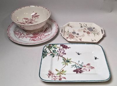 trois assiettes et un bol posés sur une table blanche